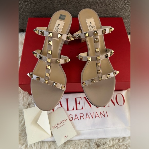New VALENTINO GARAVANI
Rockstud Leather Block Heel Sandals - Picture 9 of 15